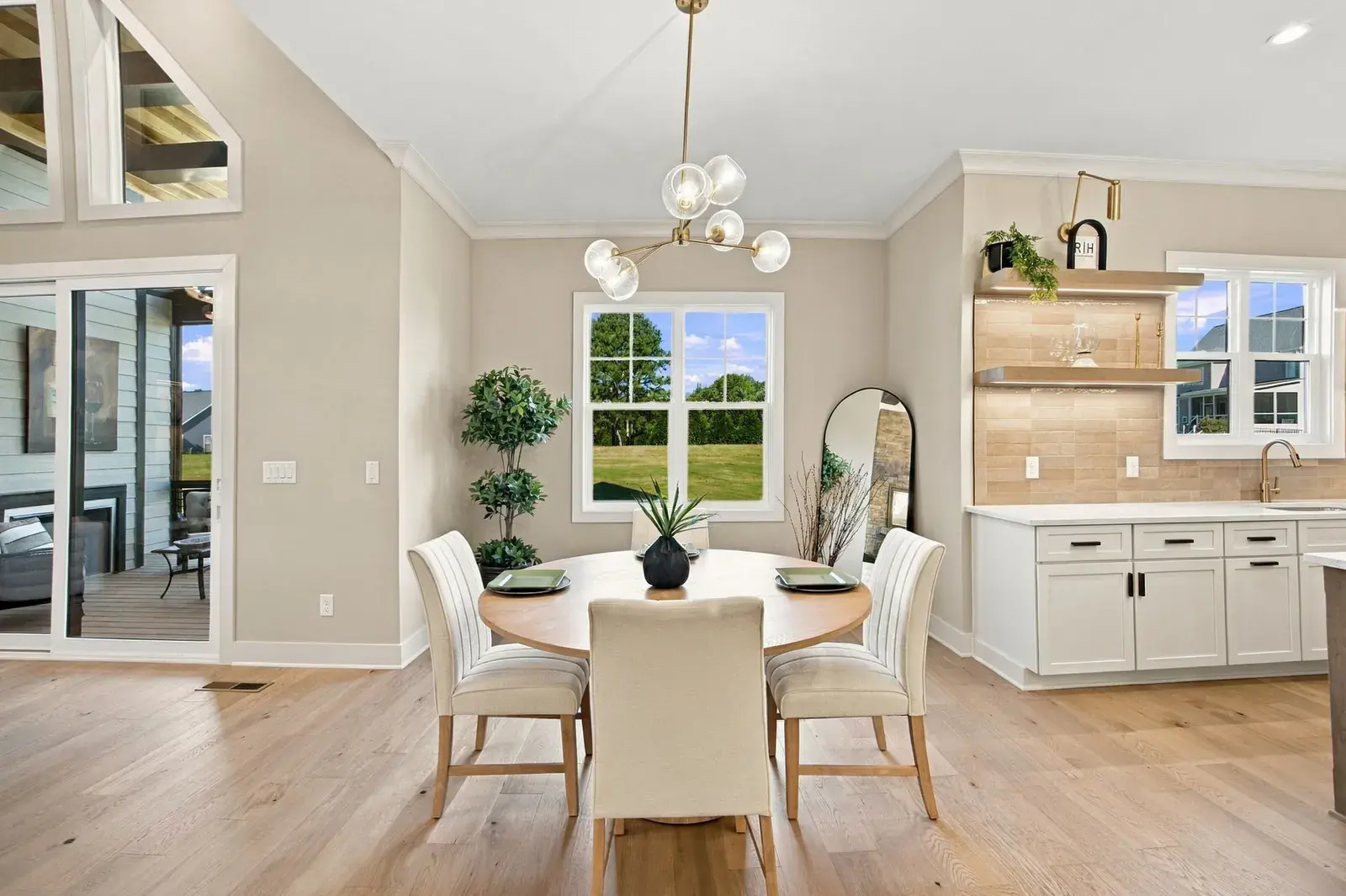 1123 Dovefield Lane, breakfast area