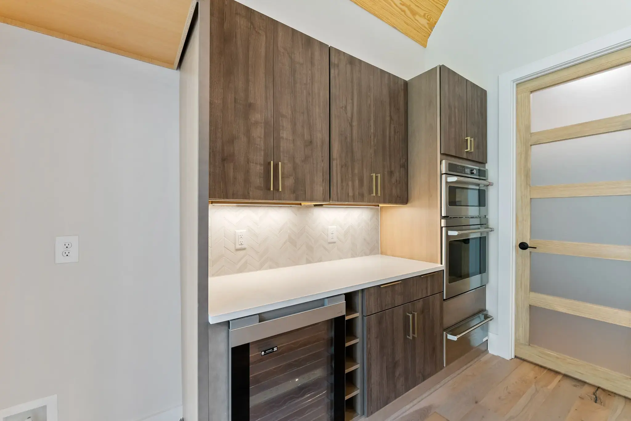 108 Red Cardinal Court, kitchen bar